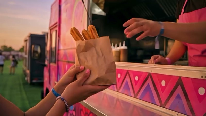 Entrega de un pedido en un food truck